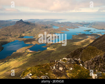 Blick nach Westen von Cul mehr Stac Polly, die Wildnis Coigach und das Meer. Stockfoto