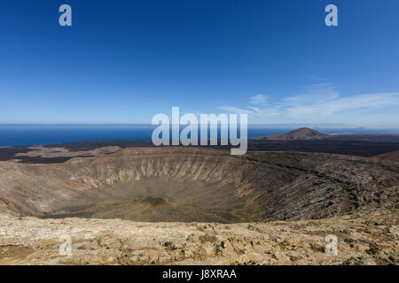 Caldera Blanca im Timanfaya Nationalpark. Panorama des weißen Vulkankrater in Lanzarote, Kanarische Inseln, Spanien Stockfoto