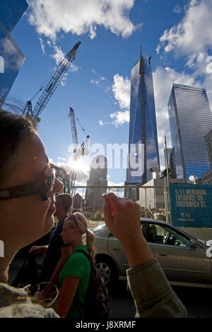 Weibliche Touristen auf der Suche auf der Baustelle des One World Trade Center in New York, USA auf Mittwoch, 14. August 2013. One World Trade Center b Stockfoto