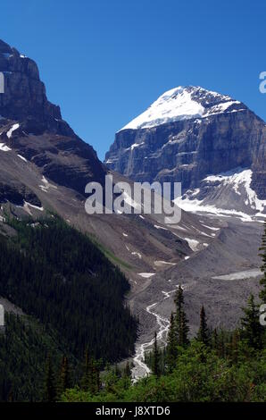 Blick auf Ebene der sechs Gletscher im Bereich See Laus des Banff Nationalparks in Kanada mit einem blauen Himmel im Juli. Dies ist einer der mehr beliebte Wanderungen. Stockfoto