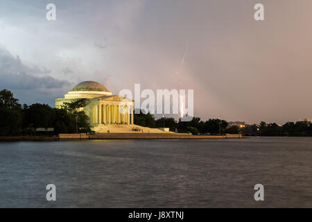 Ein Lightning bolt Streiks über Tidal Basin und hinter dem Jefferson Memorial in Washington, D.C. als starke Gewitter übergeben durch die Gegend Stockfoto