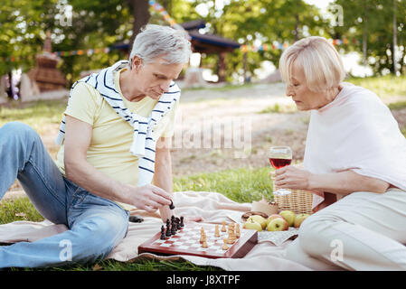 Beteiligten Ehepaar im Ruhestand Schach im park Stockfoto