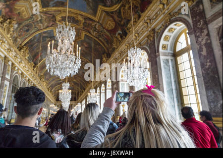 Touristen fotografieren im Spiegelsaal im Schloss Versailles Stockfoto