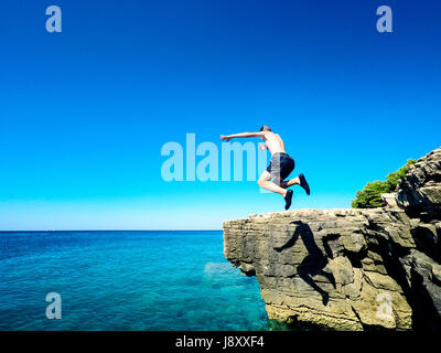 fröhlicher Junge im kroatischen Meer springen Stockfoto