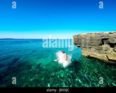 fröhlicher Junge im kroatischen Meer springen Stockfoto