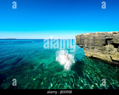 fröhlicher Junge im kroatischen Meer springen Stockfoto