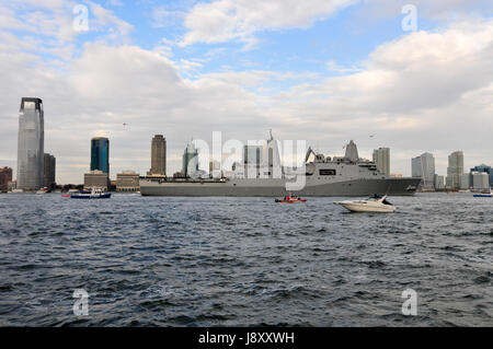 USS New York (LPD-21), ist ein amphibious Transport Dock der United States Navy es bemerkenswert für einen symbolischen Betrag von Stahl aus dem W geborgen mit Stockfoto