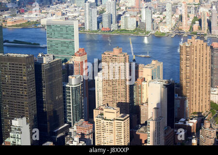 Luftaufnahme über Murray Hügel gegenüber dem UN-Gebäude, East River und Queens New York City USA Stockfoto