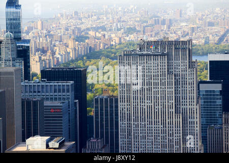 Luftaufnahme über die Comcast Gebäude Rockefeller Zentrum in Richtung Central Park und Upper West Side Manhattan New York City USA Stockfoto