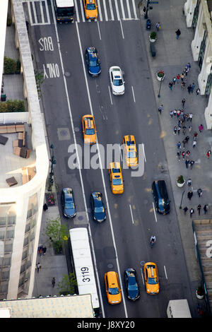obenliegende Luftbild blickte auf Verkehr an fünften Avenue in Manhattan New York City USA Stockfoto