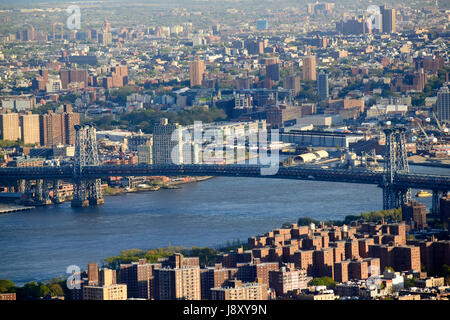 Blick auf Manhattan Bridge und East River mit Brooklyn über New York City USA Stockfoto