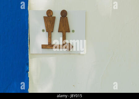 Beschilderung des Badezimmers in Holz Stockfoto
