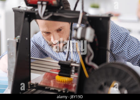 Schöne schwere Designer konzentriert sich auf den Arbeitsprozess Stockfoto