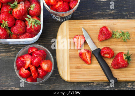 Frisch gepflückte Erdbeeren, Vorbereitung Erfrischungen Stockfoto