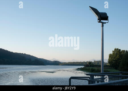 Lüül bin Bachtelsee Bei Kaufbeuren, Bayern, Deutschland. Bachtelsee in der Nähe von Kaufbeuren in der Morgen Licht, Bayern, Deutschland. Stockfoto