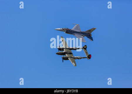 Heritage Flight – f-16 und Lockheed p-38 auf der Air National Guard Airshow in Sioux Falls, South Dakota, USA. Stockfoto