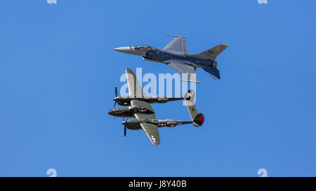 Heritage Flight – f-16 und Lockheed p-38 auf der Air National Guard Airshow in Sioux Falls, South Dakota, USA. Stockfoto