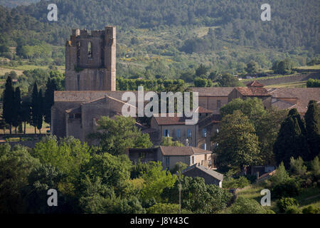 Aerial Landschaft mit Blick auf die hübsche französische mittelalterliche ummauerte Dorf von Lagrasse und der Turm der Abtei von Sante-Marie D'Orbieu, am 23. Mai 2017, in Lagrasse, Languedoc-Roussillon, Südfrankreich. Lagrasse ist als eines der schönsten Dörfer Frankreichs und liegt an der berühmten Route 20 Wein-Route im Großraum Bässe-Corbieres aus dem 13. Jahrhundert. Stockfoto