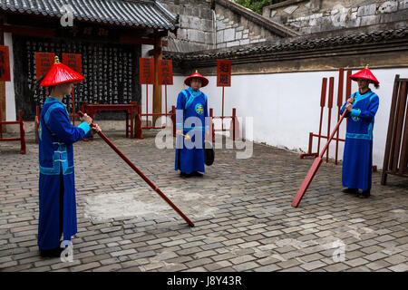 Guilin, China.  Oral History Darsteller beschwören Kandidaten für die Prüfung, Positionen in der kaiserlichen Regierung Service zu verdienen. Stockfoto