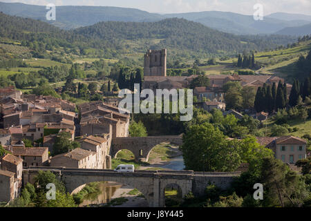 Aerial Landschaft mit Blick auf die hübsche französische mittelalterliche ummauerte Dorf von Lagrasse und der Turm der Abtei von Sante-Marie D'Orbieu, am 23. Mai 2017, in Lagrasse, Languedoc-Roussillon, Südfrankreich. Lagrasse ist als eines der schönsten Dörfer Frankreichs und liegt an der berühmten Route 20 Wein-Route im Großraum Bässe-Corbieres aus dem 13. Jahrhundert. Stockfoto