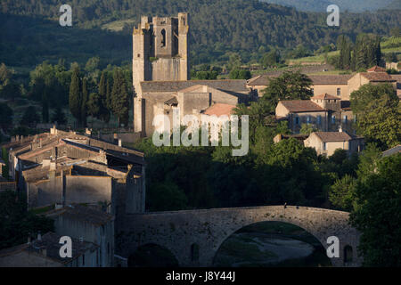 Aerial Landschaft mit Blick auf die hübsche französische mittelalterliche ummauerte Dorf von Lagrasse und der Turm der Abtei von Sante-Marie D'Orbieu, am 23. Mai 2017, in Lagrasse, Languedoc-Roussillon, Südfrankreich. Lagrasse ist als eines der schönsten Dörfer Frankreichs und liegt an der berühmten Route 20 Wein-Route im Großraum Bässe-Corbieres aus dem 13. Jahrhundert. Stockfoto