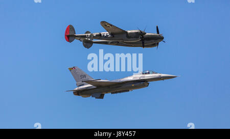 Heritage Flight – f-16 und Lockheed p-38 auf der Air National Guard Airshow in Sioux Falls, South Dakota, USA. Stockfoto