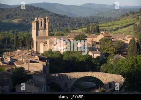 Aerial Landschaft mit Blick auf die hübsche französische mittelalterliche ummauerte Dorf von Lagrasse und der Turm der Abtei von Sante-Marie D'Orbieu, am 23. Mai 2017, in Lagrasse, Languedoc-Roussillon, Südfrankreich. Lagrasse ist als eines der schönsten Dörfer Frankreichs und liegt an der berühmten Route 20 Wein-Route im Großraum Bässe-Corbieres aus dem 13. Jahrhundert. Stockfoto