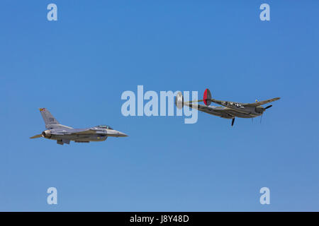 Heritage Flight – f-16 und Lockheed p-38 auf der Air National Guard Airshow in Sioux Falls, South Dakota, USA. Stockfoto