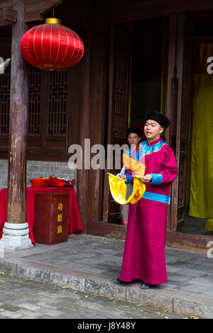 Guilin, China.  Oral History-Performer Vorbereitung zu Ergebnissen von Untersuchungen gegeben für den Eintritt in den kaiserlichen Dienst zu verkünden. Stockfoto