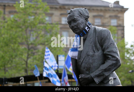 Ein Blick auf die Statue des ehemaligen Premierminister Harold Wilson vor Huddersfield Town Förderung parade in Huddersfield Stadtzentrum entfernt. Stockfoto
