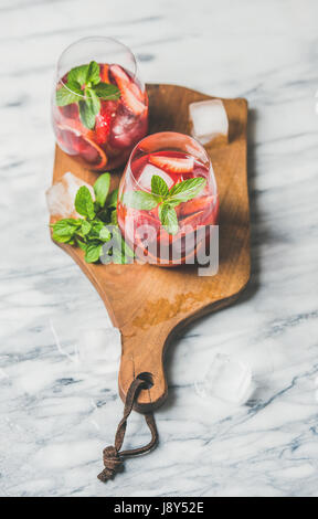 Blutorange und Erdbeere Sommer-Sangria in Gläsern mit Minze Stockfoto