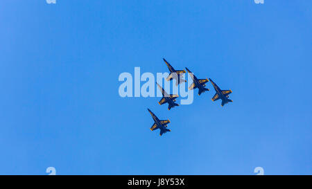 Die US Navy Blue Angels, Luft Akrobatik Team bei der Air National Guard Airshow in Sioux Falls, South Dakota, USA. Stockfoto