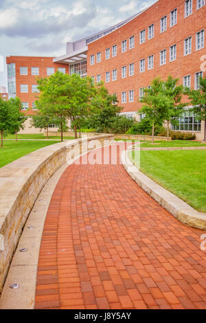 Weg in Richtung Gebäude an der Pennsylvania State University Campus in State College, Pennsylvania, USA. Stockfoto