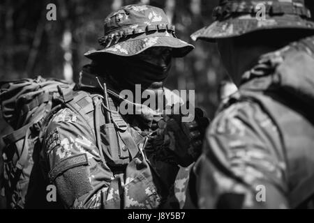 Zwei Soldaten Händeschütteln in Wäldern bei Tag. schwarz / weiß Stockfoto