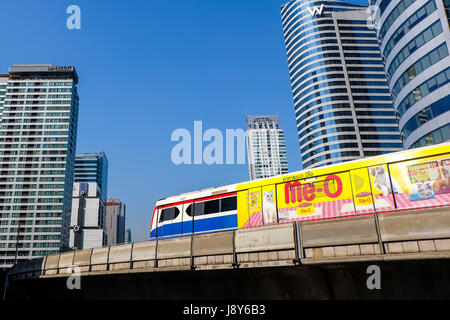 BANGKOK - 15. Januar 2015: A BTS Skytrain auf erhöhten Schienen im 15. Januar 2015 in Bangkok, Thailand. Jeder Zug des Schienennetzes Stofftransport kann tragen Stockfoto