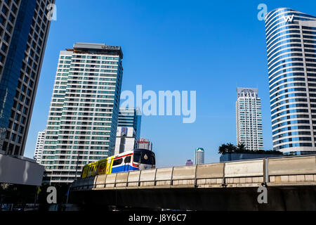 BANGKOK - 15. Januar 2015: A BTS Skytrain auf erhöhten Schienen im 15. Januar 2015 in Bangkok, Thailand. Jeder Zug des Schienennetzes Stofftransport kann tragen Stockfoto