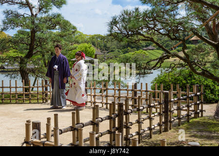 Jungen japanischen Paar in traditioneller Kleidung, Yukata Kimono, photgraphed vor ihrer Hochzeit. Stockfoto