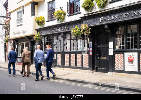 Fünf Jungs, die zu Fuß vorbei an der "Royal Oak" Kneipe im ältesten, City of York, UK Stockfoto