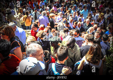 Shopper und Touristen auf überfüllten Straßen Stockfoto