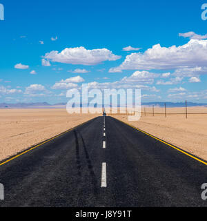 lebendige Bild der Autobahn und blau bewölktem Himmel Stockfoto