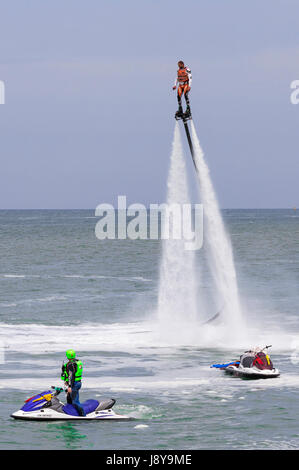 Illustrative editorial-Bildern. eine Fliege Board Reiter am Meer Stockfoto