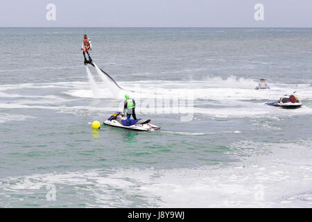 Illustrative editorial-Bildern. eine Fliege Board Reiter am Meer Stockfoto