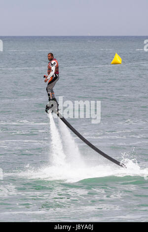 Illustrative editorial-Bildern. eine Fliege Board Reiter am Meer Stockfoto