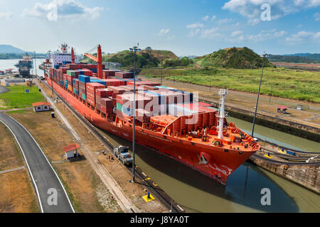 Panamakanal, Panama - 17. März 2014: Frachtschiff in Miraflores fehlt in den Panama-Kanal in Panama Stockfoto
