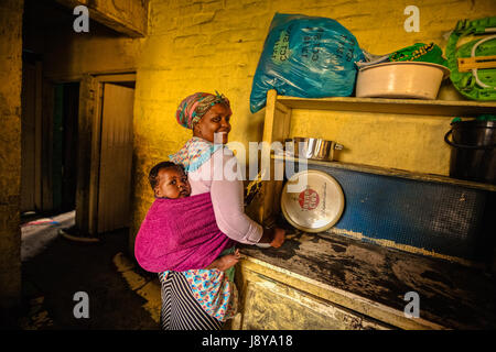 LANGA TOWNSHIP, SÜDAFRIKA - 28. Januar 2014 - eine Tour zu Fuß, in der Gemeinde von Langa und private Häuser - Kapstadt Stockfoto