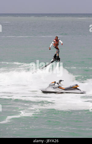 Veulette Sur Mer, Normandie, Frankreich - 28. Mai 2017. Ein unbekannter Mann reitet auf Fly Board auf dem Meer, Ausstellung. Fliegen Sie Boarder in Bewegung. Stockfoto