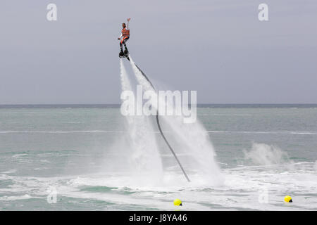 Illustrative editorial-Bildern. eine Fliege Board Reiter am Meer Stockfoto