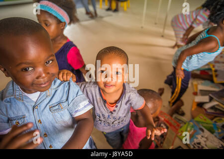 TOWNSHIP LANGA, Südafrika - 28. Januar 2014 - Schüler posiert für ein Foto entlang einer Straße in Langa, Südafrika, eine Township befindet sich auf Stockfoto