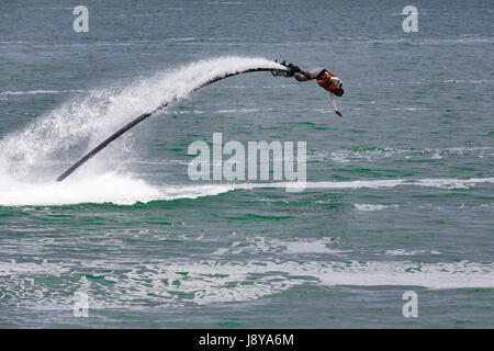 Illustrative editorial-Bildern. eine Fliege Board Reiter am Meer Stockfoto