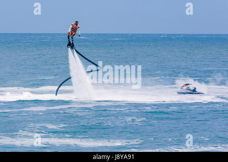 Illustrative editorial-Bildern. eine Fliege Board Reiter am Meer Stockfoto